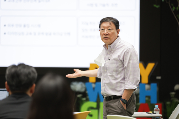 GS그룹 허태수 회장이 2024년 8월 22일 서울 강남구 GS타워에서 열린 '52g 협의체' 모임에 참석해 현장 직원들의 자발적 혁신 참여 중요성을 강조하고 있다. /사진=GS그룹 제공