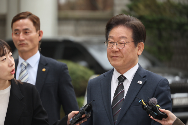 더불어민주당 이재명 대표가 25일 서울 서초구 서울중앙지법에서 열린 '대장동·위례·백현동·성남FC 사건' 1심 공판에 출석하고 있다. 이 대표는 26일 향후 정치적 명운을 가를 공직선거법 위반 사건의 항소심 판결을 앞두고 있다. /사진=연합뉴스