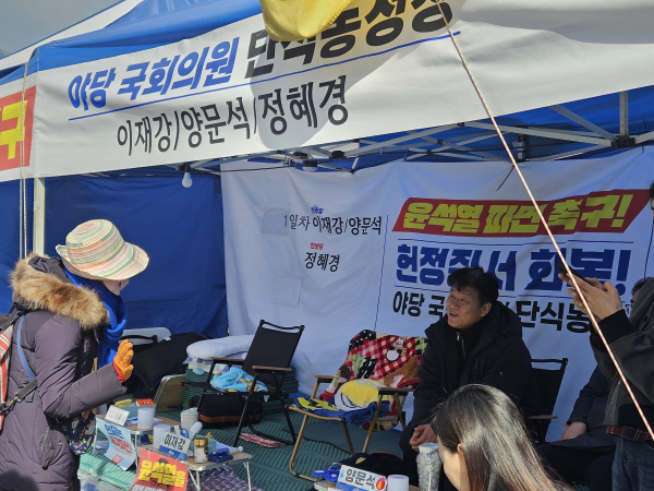 양문석 더불어민주당 의원이 3월 24일 서울 광화문 천막당사에서 단식 투쟁을 이어가고 있다. /사진=연합뉴스