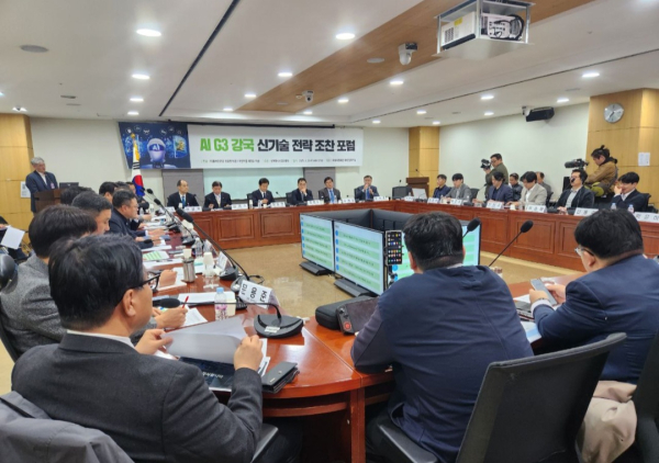 3월 26일 국회의원회관 제9간담회의실에서 열린 AI G3 강국을 위한 신기술 전략 조찬포럼에 참석한 산업계 관계자들이 발제에 대한 토론을 이어나가고 있다. /사진=정동영 의원실<br>
