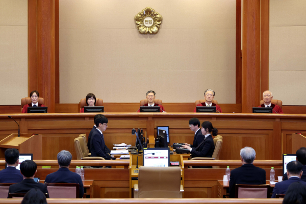 문형배 헌법재판소장 권한대행을 비롯한 헌법재판관들이 18일 서울 종로구 헌법재판소에서 열린 윤석열 대통령의 탄핵 심판 9차 변론에 입장해 있다. /사진=공동취재단