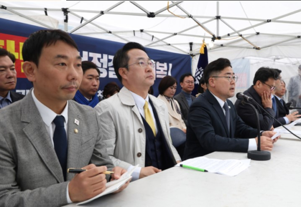더불어민주당 박찬대 원내대표가 27일 서울 광화문 천막당사에서 열린 정책조정회의에서 발언하고 있다. /사진=연합뉴스