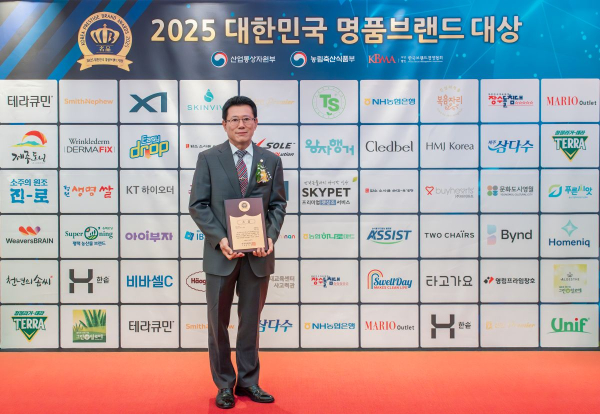 @ 김기태 보람상조라이프 대표이사가 2025 대한민국 명품브랜드 대상을 수상한 뒤기념촬영을 하고 있다. /사진=보람그룹