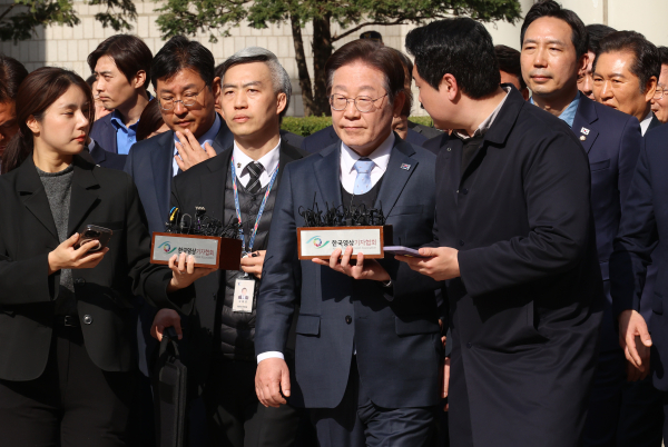 더불어민주당 이재명 대표가 지난 3월 26일 서울고등법원에서 열린 공직선거법 위반 사건 항소심에서 무죄를 선고받은 뒤 법원을 나서고 있다. /사진=연합뉴스