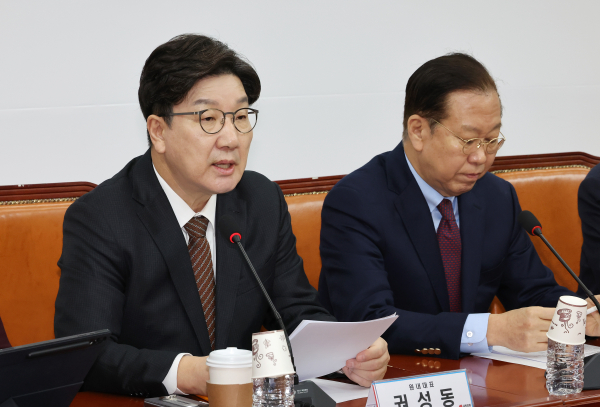 국민의힘 권성동 원내대표(왼쪽)가 31일 국회에서 열린 비상대책위원 회의에서 발언하고 있다. /사진=연합뉴스