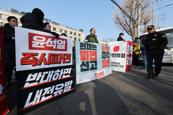 윤석열 대통령에 대한 탄핵 심판 선고를 앞둔 31일 서울 종로구 헌법재판소 앞에서 여야 의원들이 찬반 1인 시위를 하고 있다. /사진=연합뉴스