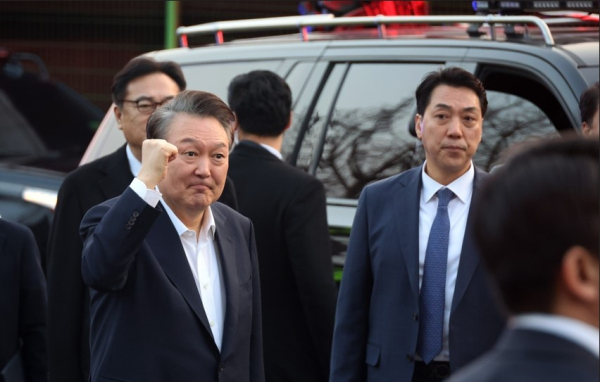 서울구치소에서 석방된 윤석열 대통령이 지난 3월 8일 서울 한남동 관저 앞에 도착, 차량에서 내려 대기하던 지지자들을 향해 주먹을 쥐어보이고 있다. /사진=연합뉴스