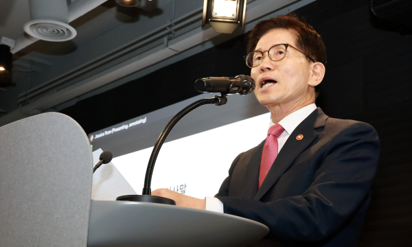 김문수 고용노동부 장관이 지난 4월 1일 서울 강남구 구글코리아에서 열린 청년의 인공지능 역량 강화를 위한 고용노동부-구글코리아 업무협약식에서 발언하고 있다. /사진=연합뉴스