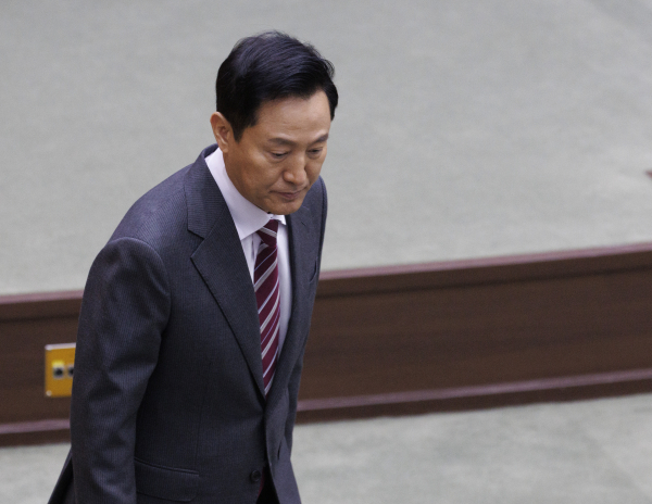 오세훈 서울시장이 3일 서울 중구 서울시의회에서 열린 제329회 임시회 제1차 본회의에 참석해 영남 산불 피해지역 복구를 지원하기 위해 지역교류협력기금 50억원을 증액하는 내용의 변경안이 처리된 뒤 회의장을 떠나다 의원들과 인사하고 있다. /사진=연합뉴스