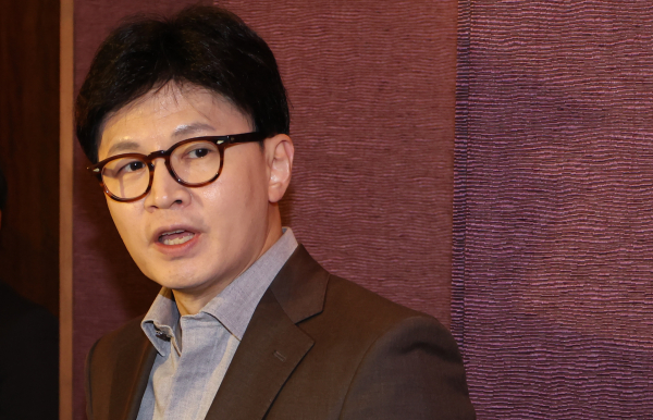 국민의힘 한동훈 전 대표가 24일 서울 중구 웨스틴조선호텔에서 열린 산학연포럼 강연에 앞서 취재진의 질문에 답하고 있다. /사진=연합뉴스