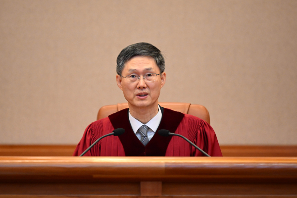 문형배 헌법재판소장 권한대행이 4일 서울 종로구 헌법재판소 대심판정에서 열린 윤석열 대통령 탄핵심판 선고에 입장해 있다. /사진=연합뉴스