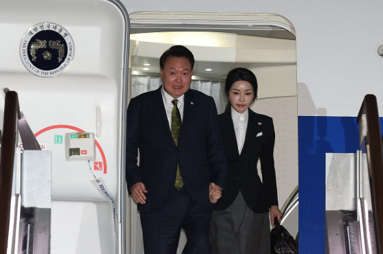 지난 2024년 10월 11일, 윤석열 대통령과 김건희 여사가 성남 서울공항에서 필리핀, 싱가포르 국빈 방문 및 라오스 아세안 +3 회의를 마치고 귀국하며 전용기인 공군 1호기에서 내리고 있다. /사진=연합뉴스
