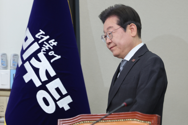 더불어민주당 이재명 대표가 지난 4일 서울 여의도 국회에서 헌법재판소의 윤석열 대통령 파면 선고에 대한 입장을 밝히기 위해 회의장으로 들어서고 있다. /사진=연합뉴스