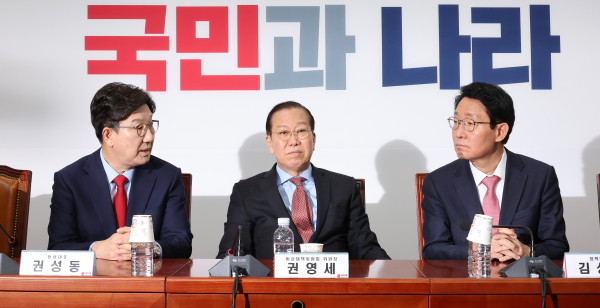 국민의힘 권영세 비상대책위원장과 권성동 원내대표 등 당 지도부가 윤석열 대통령 탄핵심판 선고일인 4일 서울 여의도 국회에서 열린 비상대책위원회의에 참석해 자리하고 있다. /사진=연합뉴스