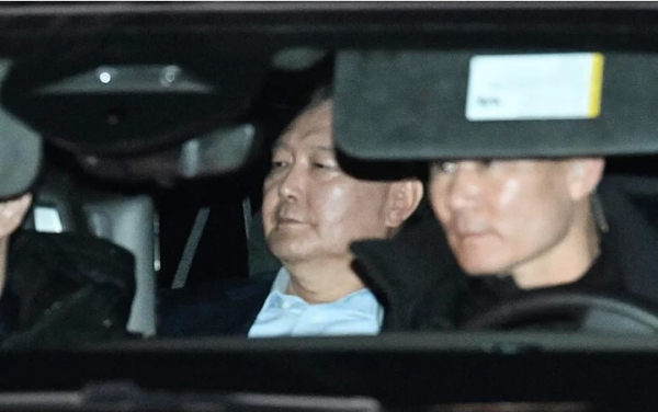 내란 우두머리 혐의로 고위공직자범죄수사처에 체포된 윤석열 대통령이 지난 1월 15일 오후 경기 과천시 공수처에서 조사를 마치고 서울구치소로 이동하고 있다. /사진=공동취재단