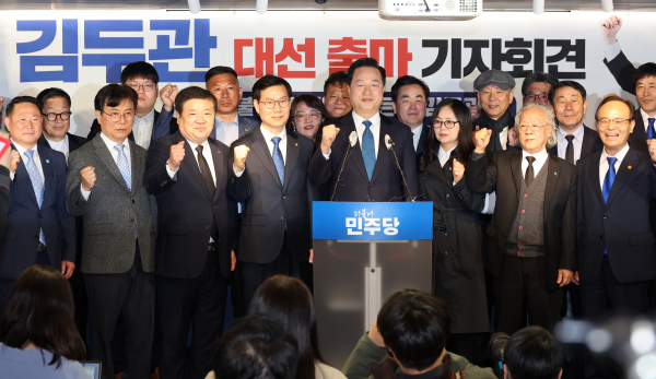 김두관 전 의원이 7일 서울 여의도 더불어민주당 중앙당사 당원존에서 대선 출마 선언 기자회견을 하기 앞서 기념촬영하고 있다. /사진=연합뉴스
