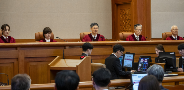 문형배 헌법재판소장 권한대행(가운데)이 4일 서울 종로구 헌법재판소 대심판정에서 윤석열 대통령 탄핵심판 인용 결정문을 낭독하고 있다. /사진=공동취재단