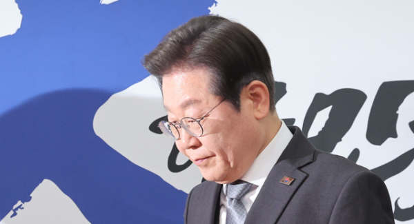 더불어민주당 이재명 대표가 지난 4일 서울 여의도 국회에서 헌법재판소의 윤석열 대통령 파면 선고에 대한 입장을 밝히기 위해 회의장으로 들어서고 있다. /사진=연합뉴스