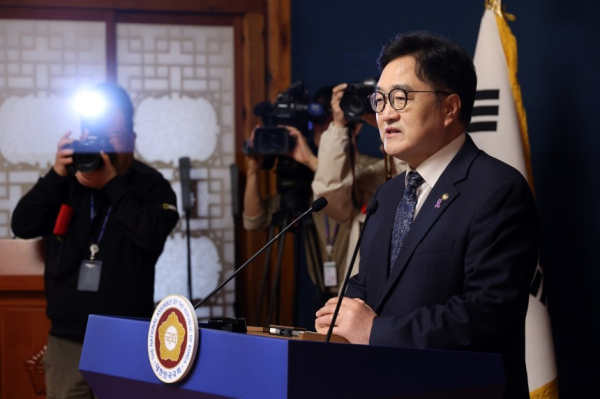 우원식 국회의장이 4월 6일 서울 여의도 국회 사랑재에서 개헌 관련 기자회견을 하고 있다. /사진=연합뉴스