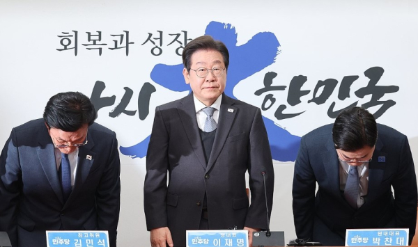 더불어민주당 이재명 대표와 당 지도부가 4월 4일 서울 여의도 국회에서 헌법재판소의 윤석열 대통령 파면 선고에 대한 입장을 밝히기에 앞서 인사하고 있다. /사진=연합뉴스