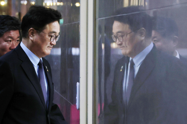 대선·개헌 '동시투표론'이 난관에 부딪힌 가운데 우원식 국회의장이 지난 8일 서울 여의도 국회 의장집무실로 출근하고 있다. /사진=연합뉴스