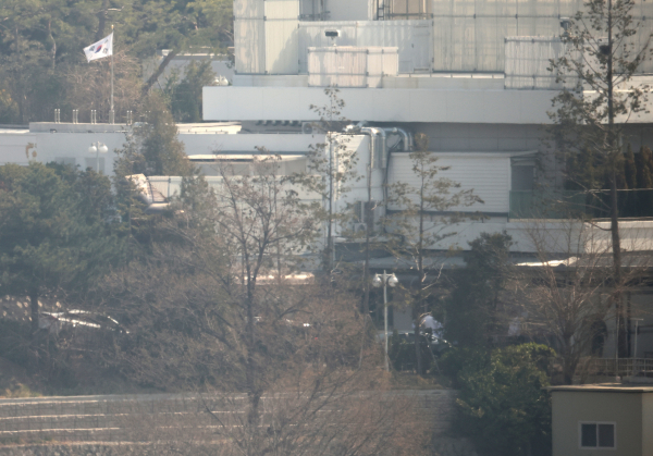 윤석열 전 대통령이 이번주 관저에서 퇴거할 거라는 관측이 나오고 있는 가운데 지난 7일 서울 용산구 한남동 관저에서 사람들이 분주하게 이동하고 있다. /사진=연합뉴스