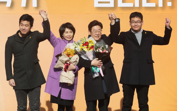 지난 2017년 1월 23일 이재명 당시 성남시장(왼쪽에서 세번째)이 경기도 성남시 중원구 오리엔트 시계공장에서 대선 출마선언을 하며 가족들과 함께 지지자들에게 인사하고 있다. /사진=연합뉴스