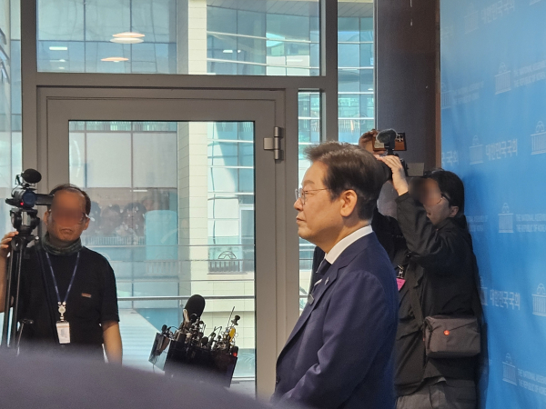 11일 국회 소통관 기자회견장에서 기자회견을 마치고 기자들 질의에 답하고 있는 이재명 예비후보. /사진=김희선 기자