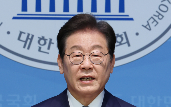 더불어민주당 대선 경선에 출마한 이재명 예비후보가 11일 서울 여의도 국회 소통관에서 집권 청사진 등을 소개하는 '비전 선포식 및 캠프 일정 발표'를 하고 있다. /사진=연합뉴스