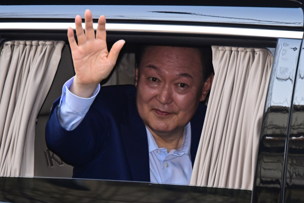 윤석열 전 대통령이 11일 한남동 관저에서 서울 서초구 아크로비스타 사저로 이동하며 지지자들에게 인사하고 있다. /사진=공동취재단