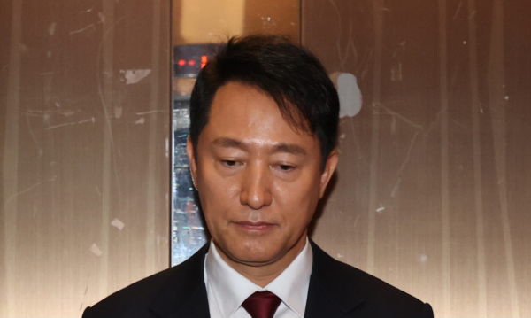 오세훈 서울시장이 지난 12일 서울 여의도 국민의힘 당사에서 대선 불출마를 선언한 뒤 기자회견장을 나서고 있다. /사진=연합뉴스