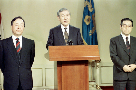 3당 합당 발표 (서울=연합뉴스) 1990년 1월 당시 노태우 대통령(가운데)과 김영삼 민주당 총재(왼쪽), 김종필 공화당 총재(오른쪽)가 청와대에서 긴급 3자회동을 갖고 민정, 민주, 공화 3당을 주축으로 신당창당에 합의했음을 발표하는 모습. 2015.11.22 〈〈 연합뉴스 DB 〉 [출처:중앙일보] https://www.joongang.co.kr/article/25018244