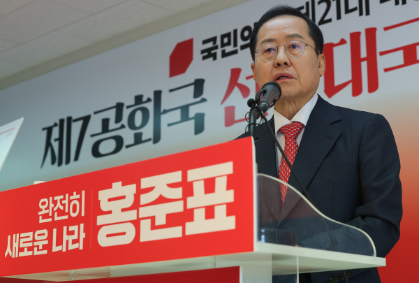 대선 출마를 선언한 홍준표 전 대구시장이 15일 서울 여의도 대하빌딩 선거사무소에서 열린 선진대국시대 비전발표회에서 발언하고 있다. /사진=연합뉴스