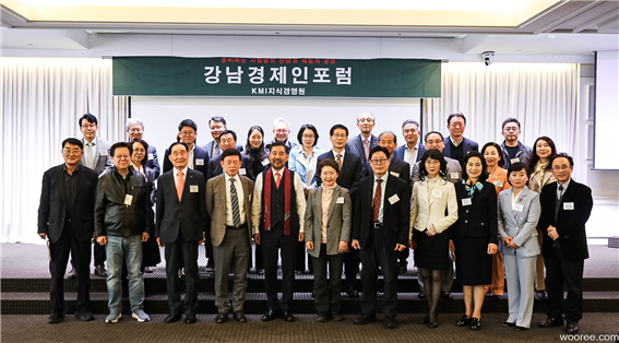 강남경제인포럼 4월 조찬회에서 소재학 교수(앞줄 왼쪽에서 다섯 번째)와 참석자들이 기념 사진을 찍고 있다./사진=강남경제인포럼