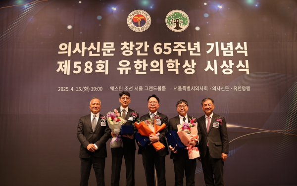 @ (왼쪽부터) 황규석 서울특별시의사회 회장, 나민석 연세대 조교수, 박완범 서울대 부교수, 최기홍 성균관대 부교수, 김열홍 유한양행 R&D 총괄사장. /사진=유한양행