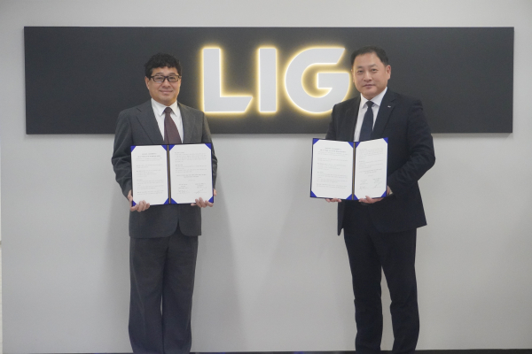 15일 LIG넥스원 서울사무소에서 ‘국방 AI 및 무인체계 보안 기술 적용 협력을 위한 업무협약’을 체결한 최종진 LIG넥스원 미래전장사업부문장(오른쪽)과 황수익 시큐리티플랫폼 대표이사(왼쪽)가 기념사진을 촬영하고 있다./사진=LIG넥스원