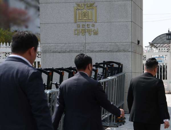 경찰 비상계엄 특별수사단이 16일 서울 용산 대통령실 압수수색을 위해 민원실 출입구로 들어가고 있다. /사진=대통령실통신사진기자단