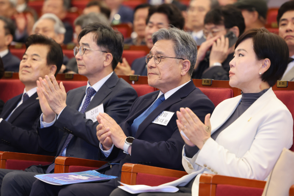 16일 서울 여의도 국회도서관 대강당에서 열린 더불어민주당 이재명 전 대표의 싱크탱크 '성장과 통합' 출범식에서 유종일·허민 상임 공동대표가 박수치고 있다. 앞줄 왼쪽부터 더불어민주당 정동영 의원, 유종일·허민 상임 공동대표, 더불어민주당 전현희 의원. /사진=연합뉴스