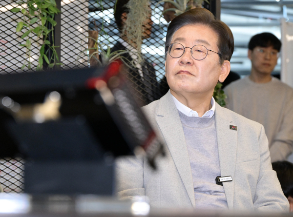 더불어민주당 이재명 대선 예비후보가 지난 14일 서울 강남구 퓨리오사AI에서 백준호 대표의 퓨리오사AI NPU 기술소개를 듣고 있다. /사진=국회사진기자단