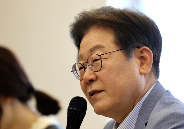 더불어민주당 이재명 전 대표가 18일 대구 북구 사회혁신커뮤니티연구소 협동조합 소이랩에서 열린 K-콘텐츠 기업 간담회에 참석해 발언하고 있다. /사진=연합뉴스