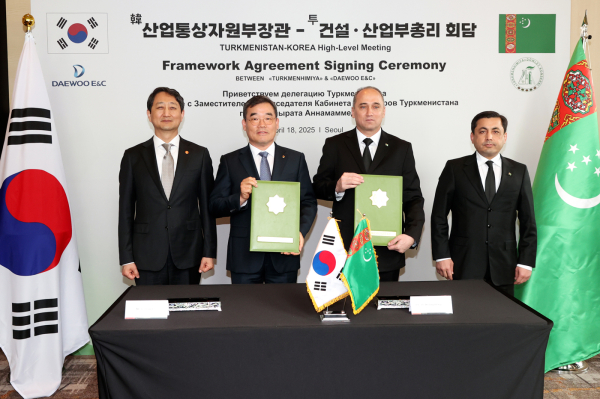 @ 김보현 대우건설 사장과 도브란겔디 사파예프 투르크메니스탄 국영화학공사 회장이 기본 합의서에 서명하고 있다. /사진=대우건설
