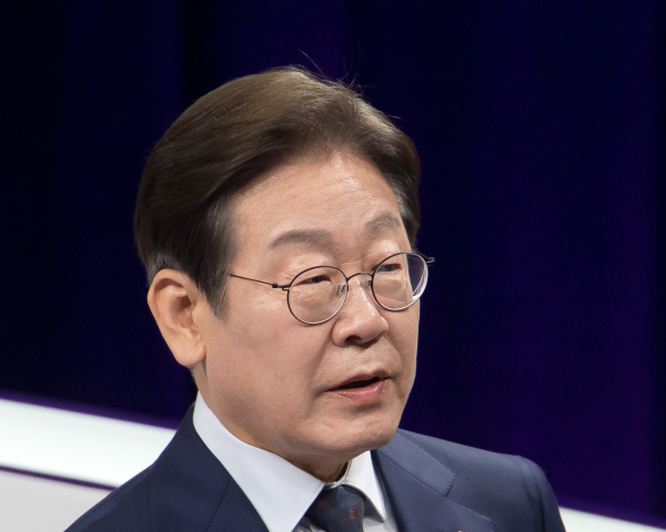 더불어민주당 대선 경선 주자인 이재명 후보가 지난 18일 서울 마포구 상암동 MBC에서 첫 TV 토론회를 준비하고 있다. /사진=국회사진기자단
