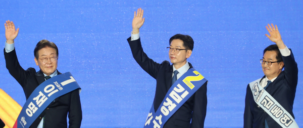 더불어민주당 대선 경선 후보들이 지난 19일 오후 충북 청주체육관에서 열린 '제21대 대통령선거 후보자 선출을 위한 충청권 합동연설회'에 참석해 있다. 왼쪽부터 이재명, 김경수, 김동연 후보. /사진=연합뉴스