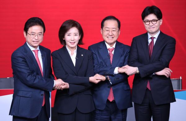 지난 20일 서울 강서구 ASSA아트홀에서 열린 국민의힘 제21대 대통령 후보자 1차 경선 조별 토론회에서 B조 후보들이 시작 전 기념 촬영을 하고 있다.(왼쪽부터) 이철우·나경원·홍준표·한동훈 후보. /사진=국회사진기자단