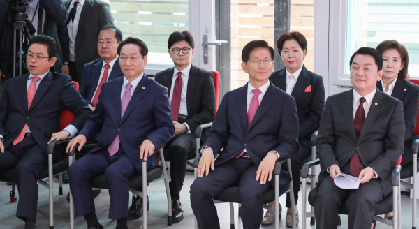 지난 4월 17일 서울 여의도 국민의힘 중앙당사에서 열린 제21대 대통령선거 '1차 경선 토론회 미디어데이'에 국민의힘 대선 경선 후보 8명이 참석해 있다. 첫줄 왼쪽부터 이철우 경북지사, 유정복 인천시장, 김문수 전 고용노동부 장관, 안철수 의원. 뒷줄 왼쪽부터 홍준표 전 대구시장, 한동훈 전 대표, 양향자 전 의원, 나경원 의원. /사진=국회사진기자단