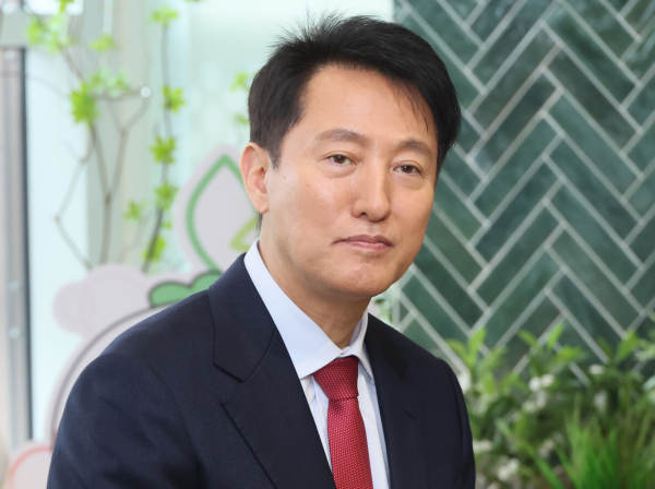 오세훈 서울시장이 지난 9일 서울 도봉구 청년취업사관학교 도봉캠퍼스에서 열린 교육생과의 간담회에서 한 교육생의 발언을 경청하고 있다. /사진=연합뉴스