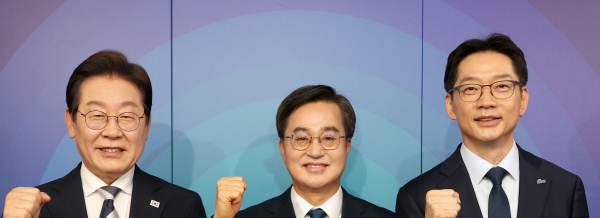 더불어민주당 이재명(왼쪽부터), 김동연, 김경수 대선 경선 후보가 지난 23일 서울 여의도 오마이TV 스튜디오에서 열린 오마이TV 초청 토론회 시작에 앞서 기념 촬영하고 있다./ 사진=국회사진기자단