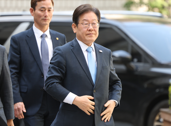 더불어민주당 이재명 전 대표가 4월 15일 서울 서초구 서울중앙지방법원에서 열린 '대장동 배임·성남FC 뇌물' 1심 공판에 출석하고 있다. /사진=연합뉴스