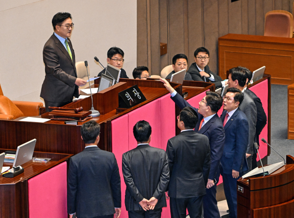 우원식 국회의장이 24일 국회 본회의에서 한덕수 대통령 권한대행 국무총리의 추가경정예산안 시정연설 뒤 한 권한대행에 대한 발언을 하자 국민의힘 권성동 원내대표가 연단 앞으로 나와 우 의장에게 항의하고 있다./사진=국회사진기자단
