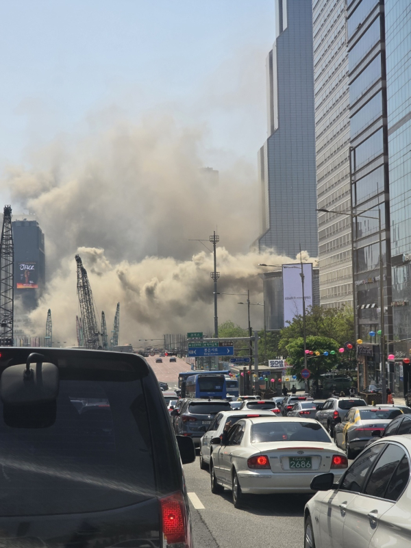 코엑스 내 식당서 일어난 화재로 연기가 삼성동 일대를 가득 채웠다. /사진=인터넷커뮤니티 캡처